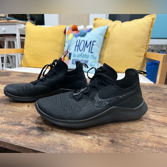 Nike Women's Free TR 8 Triple Black Runn- size 8 - Picture 1 of 7